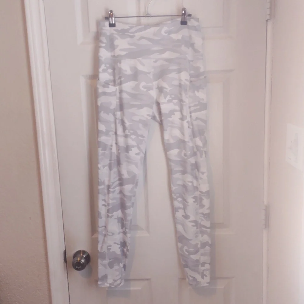 Like New! Athletic Leggings Grey/White Camo Size Large - Picture 5 of 16